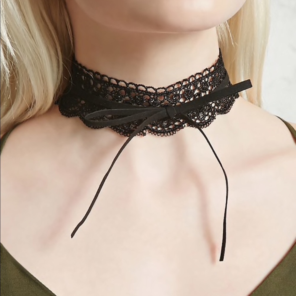 Forever 21 scallops crochet choker